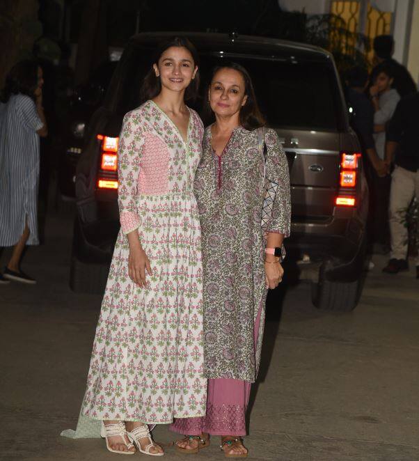 ये फिल्म देखने आलिया अपनी मां के साथ पहुंचीं थीं. दोनों ने साथ में तस्वीरें भी क्लिक कराईं.
