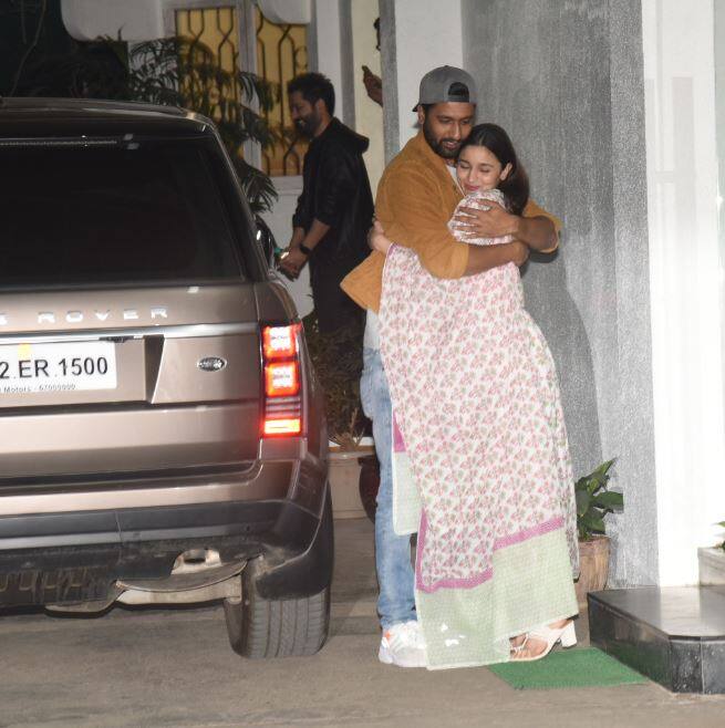 विक्की और आलिया की ये तस्वीरें कल रात से ही सोशल मीडिया पर वायरल हो रही हैं.