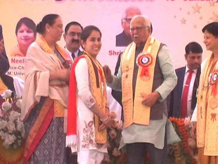 उन्होंने कहा कि जब पूर्व प्रधानमंत्री अटल बिहारी वाजपेयी ने सर्व शिक्षा अभियान चलाया था तब छात्राओं की भागीदारी बढ़ी थी. अब पीएम मोदी के बेटी बचाओ, बेटी पढ़ाओ योजना का असर भी देखने को मिल रहा है.