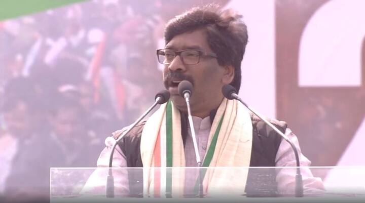 ममता बनर्जी की रैली में बोलते हुए झारखंड मुक्ति मोर्चा के नेता हेमंत सोरेन ने कहा कि जिस तरीके से वर्तमान में देश को चलाया जा रहा है वह खतरनाक है. हेमंत सोरेन झारखंड के पूर्व मुख्यमंत्री हैं.