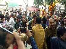 यूपी: धूमधाम से निकली इंस्पेक्टर की बारात, पुलिसवालों ने जमकर किया नाच-गाना