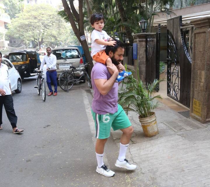 स्विट्ज़रलैंड से सामने आई तस्वीरों में तैमूर मम्मी पापा के साथ मस्ती करते नज़र आए थे. (तस्वीर: मानव मंगलानी)