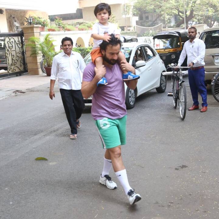 सड़क के एक किनारे से दूसरे किनारे के इस सफर के दौरान तैमूर की निगाहें पापाराज़ी पर ही अटकी रहीं. (तस्वीर: मानव मंगलानी)