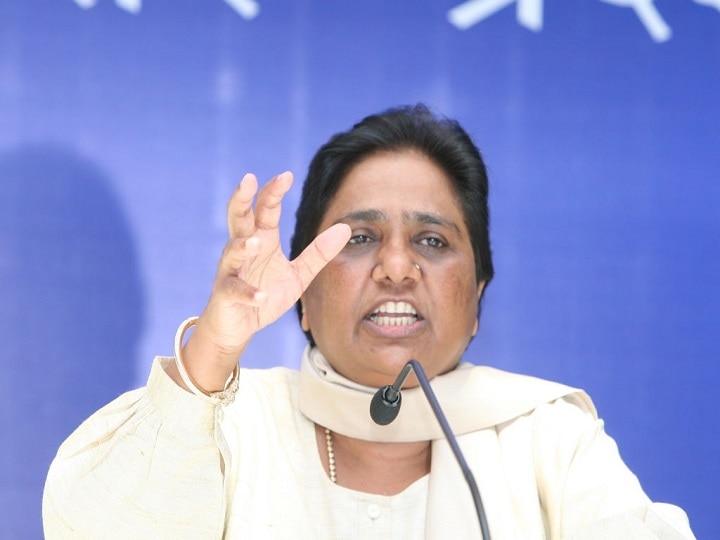 Akhilesh to be stopped at airport is the symbol of BJP government dictatorship and killing of democracy: Mayawati यूपी: एयरपोर्ट पर अखिलेश को रोका जाना, बीजेपी सरकार की तानाशाही और लोकतंत्र की हत्या का प्रतीक- मायावती