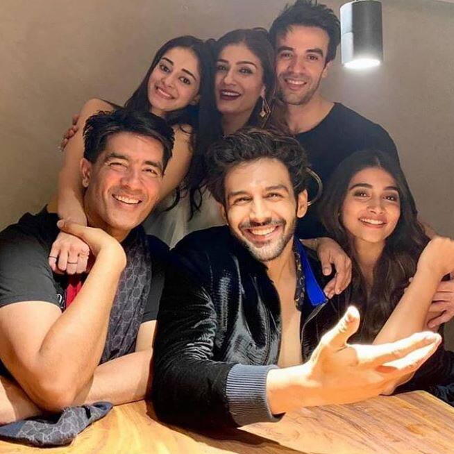 पार्टी में कार्तिक आर्यन और अनन्या पांडे भी एक दूसरे के साथ फिर से दिखाई दिए. काफी समय से दोनों डेटिंग की खबरों को लेकर सुर्खियों में हैं. 