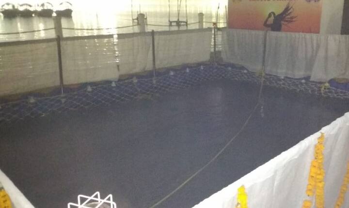 इस आइसलैंड पर महिला, पुरूष दोनों के लिए नहाने के शानदार इंतजाम के साथ-साथ रेस्ट रूम और चेंजिंग रूम भी बनाए गए हैं. अरिल घाट और संगम घाट दोनों से लोगों को लाने और ले जाने के लिए स्टीमर और नावों की भी व्यवस्था है.