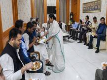 महारैली के बाद सीएम ममता बनर्जी ने विपक्ष के नेताओं को परोसा खाना, तस्वीरें वायरल