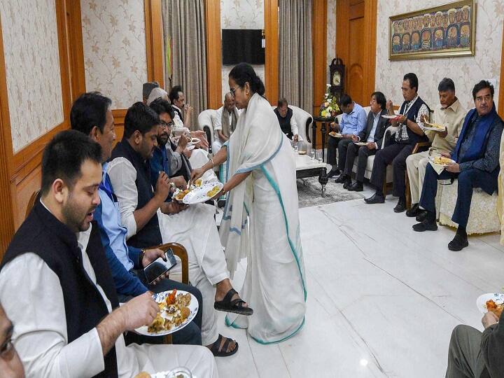 पश्चिम बंगाल की मुख्यमंत्री और तृणमूल कांग्रेस प्रमुख ममता बनर्जी की ये तस्वीर सोशल मीडिया पर वायरल हो रही है. इस तस्वीर में सीएम ममता रैली में आए बड़े-बड़े नेताओं को खुद खाना परोस रही हैं. ये तस्वीर 19 जनवरी की है. ये सभी नेता कोलकाता में टीएमसी की ब्रिगेड रैली में शामिल हुए थे.