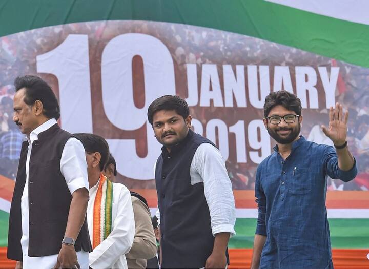 इस तस्वीर में गुजरात में पाटिदार आंदोलन के नेता हार्दिक पटेल और उनके साथ कांग्रेस विधायक जिग्नेश मेवानी दिख रहे हैं.