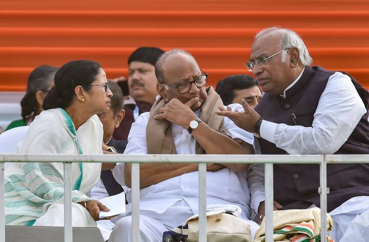 इस तस्वीर में ममता बनर्जी एनसीपी प्रमुख शरद पवार और कांग्रेस नेता मल्लिकार्जुन खड़गे से बात कर रही हैं.