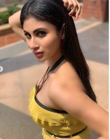 सूरज की रोशनी में अपनी अदाओं के जलवे बिखेरती नज़र आईं मौनी रॉय, यहां हैं तस्वीरें