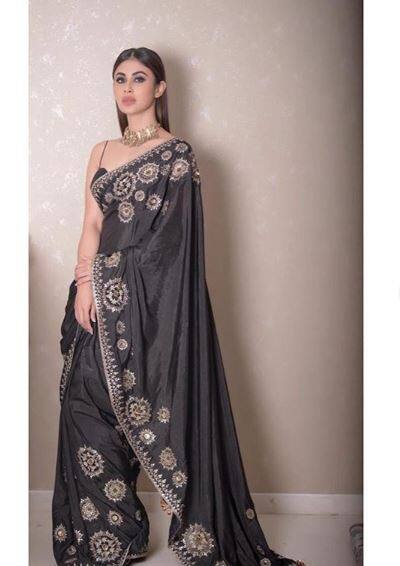 मौनी रॉय के करीबी लोग उन्हें 'मान्या' और 'मोन' के नामों से बुलाते हैं. इस्टाग्राम पर भी उन्होंने अपने नाम के आगे इंग्लिश में 'Mon' ही लिखा है. (तस्वीर-इंस्टाग्राम) 