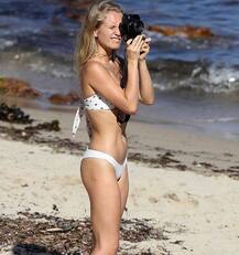 अपनी हॉट अदाओं से फैंस को घायल कर रही है ये मॉडल, देखें तस्वीरें