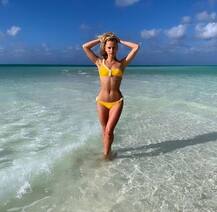 अपनी हॉट अदाओं से फैंस को घायल कर रही है ये मॉडल, देखें तस्वीरें