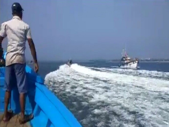 Karnataka: Many dead after a boat capsized in Arabian sea off Karwar कर्नाटक: अरब सागर में नाव डूबने से 9 लोगों की मौत, कई लापता, रेस्क्यू ऑपरेशन जारी
