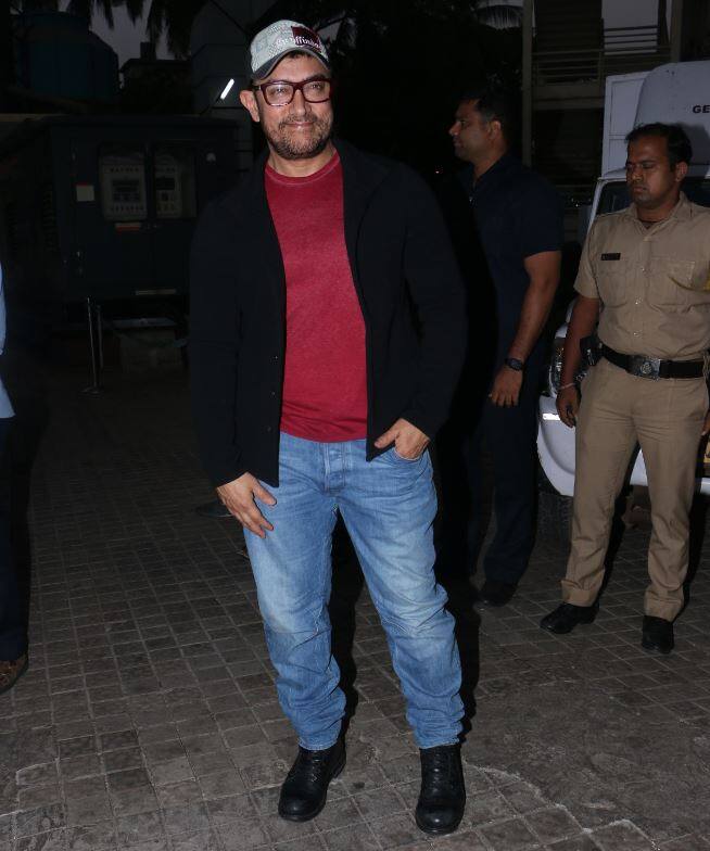 ये स्पेशल स्क्रीनिंग आमिर खान ने मुंबई के एक थिएटर में रखी जिसमें कई सितारों ने शिरकत की.