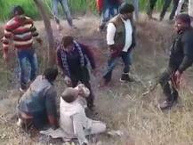 गोरखपुर: कार से बकरी चुराने आए चोरों को भीड़ ने जमकर पीटा, SSP ने दिए जांच के आदेश