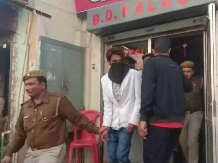 कानपुर के एक होटल पर पुलिस ने छापा मार कर आठ जोड़ों को आपत्तिजनक स्थिति में पकड़ा. पुलिस ने देह व्यापार की सूचना पर ये छापेमारी की थी. पुलिस सभी को पकड़ कर थाने ले आई जहां उनके अभिभावकों को बुलाया गया.