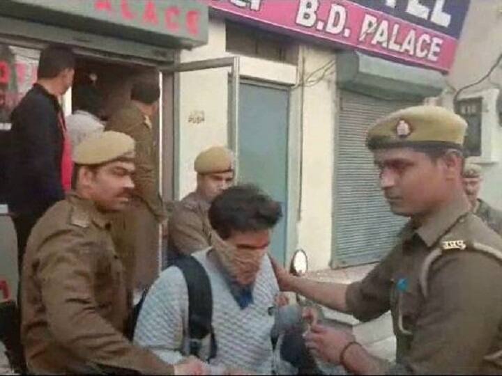 पुलिस ने बताया कि जब वह होटल में पहुंचे तो आठ जोड़े आपत्तिजनक स्थिति में मिले और अपने बारे में भी नहीं बताया. एएसपी श्वेता यादव ने बताया कि पक्की सूचना पर ये छापेमारी की गई थी और चेकिंग में हमें 8 जोड़े मिले.