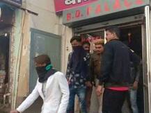 होटल पर पुलिस ने मारा छापा तो आपत्तिजनक स्थिति में मिले आठ जोड़े, घंटे के हिसाब से लिए जाते थे पैसे