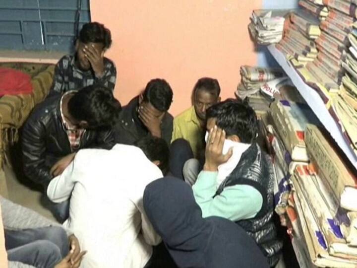 पकड़े गए सभी लड़के कानपुर के ही बताए जा रहे हैं. लड़कियां भी कानपुर की हैं. इन सभी के परिवारों को थाने बुलाया जा रहा है जहां इन्हें उनके हवाले किया जाएगा. साथ ही होटल के खिलाफ भी पुलिस एक्शन लेगी.