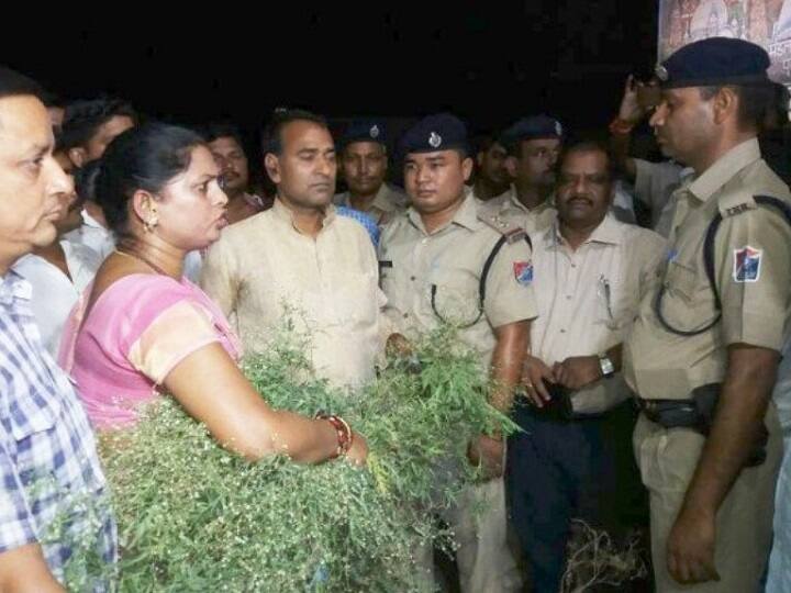 पत्रकार को धमकी देने का ऑडियो हो चुका है वायरल- साधना सिंह ने चौथे खम्बे को भी धमकाने में कोई कोर कसर नहीं छोड़ी है. साल 2018 में उनका एक ऑडियो वायरल हुआ था जिसमें वे पत्रकार को धमकाते सुनाई दीं. मामला एक प्राइवेट कंपनी के मैनेजर सपन डे की हत्या के खुलासे से जुड़ा था. पुलिस ने इस हत्याकांड में राकेश सिंह उर्फ डब्बू को मुख्य साजिशकर्ता बताया था. यह राकेश सिंह विधायक साधना सिंह और बीजेपी नेताओं के साथ कई कार्यक्रमों में नजर आ चुका था. इसी बात को एक स्वतंत्र पत्रकार ने सोशल मीडिया पर पोस्ट कर दिया था. इस पर आग बबूला हुई साधना सिंह ने पत्रकार को मुकदमा दर्ज करा जेल भेजने की धमकी दे डाली. यही नहीं उन्होंने पत्रकार के लिए काफी अपशब्दों का प्रयोग किया. मामले ने जब तूल पकड़ा तो साधना सिंह प्रेस कांफ्रेंस कर माफ़ी मांग ली और कहा कि उन्हें नहीं मालूम था कि पोस्ट करने वाला पत्रकार है.