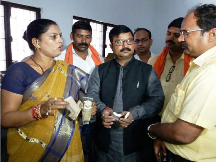 इस बार मुश्किल में फंसीं साधना सिंह- चर्चा में रहने वाली साधना सिंह इस बार मुश्किलों में घिर चुकी हैं. इस बार उनकी ही पार्टी के सहयोगी दल के केंद्रीय मंत्री रामदास अठावले ने कड़ी कार्रवाई की मांग कर डाली है. उन्होंने कहा कि उनकी पार्टी बीजेपी के साथ है, लेकिन वे मायावती के खिलाफ अपमानजनक टिप्पणी से सहमत नहीं हैं. उधर राष्ट्रीय महिला आयोग ने भी इस पूरे मामले पर स्वत: संज्ञान लिया है. देश भर में उनकी टिप्पणी की निंदा हो रही है.