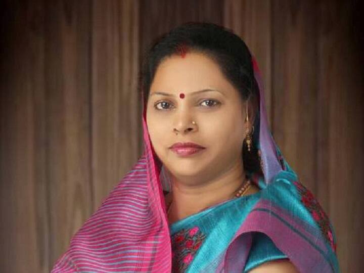 प्रभारी मंत्री को भी हड़का चुकी हैं- मामला चंदौली जिले में हो रही समीक्षा बैठक का है. इस बैठक में यूपी सरकार में राज्यमंत्री (स्वतंत्र प्रभार) और चंदौली जिले के प्रभारी मंत्री जयप्रकाश निषाद भी मौजूद थे. साधना सिंह ने जयप्रकाश निषाद पर भड़कते हुए कह दिया,