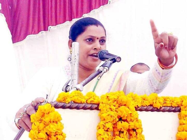 डीआरएम से बोलीं होश में बात में करिए, हैसियत में बात करिए- विधायक बनने के बाद दो महीने बाद ही जब वे रेलवे कॉलोनी का दौरा करने पहुंचीं तो वहां गंदगी देखकर भड़क गईं. उन्होंने डीआरएम को मौके पर आने का सन्देश भिजवा दिया. काम में व्यस्त होने के चलते जब डीआरएम नहीं पहुंच पाए तो साधना सिंह अपने दल-बल के साथ डीआरएम ऑफिस पहुंच गईं. वहां पहुँचते ही उनका एक समर्थक डीआरएम से बदसलूकी करने लगा. उसे समझाने के बजाय साधना सिंह ने डीआरएम को धमकी दे दी,