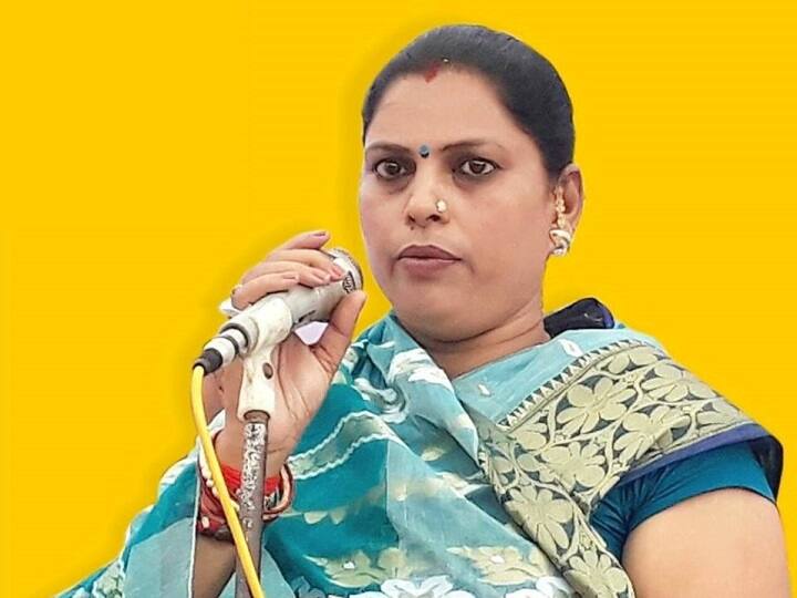 साधना सिंह पिछले डेढ़ दशक से बीजेपी की मेम्बर हैं और काफी एक्टिव राजनेता मानी जाती हैं. 1993 में जिला पंचायत सदस्य भी रह चुकी हैं. वे पहली बार 2017 में बीजेपी के टिकट पर विधायक चुनी गईं. इलाके में उनकी छवि एक दबंग महिला नेत्री की है. इससे पहले साधना सिंह चंदौली व्यापर मंडल की जिलाध्यक्ष भी रह चुकी हैं. व्यपारियों में इनकी ख़ास पैठ है क्योंकि बतौर व्यापार मंडल अध्यक्ष वे कई बार व्यापारियों के लिए पुलिस से भी भिड़ चुकी हैं. उनके पति पेशे से वकील हैं और उनके दो बच्चे हैं.