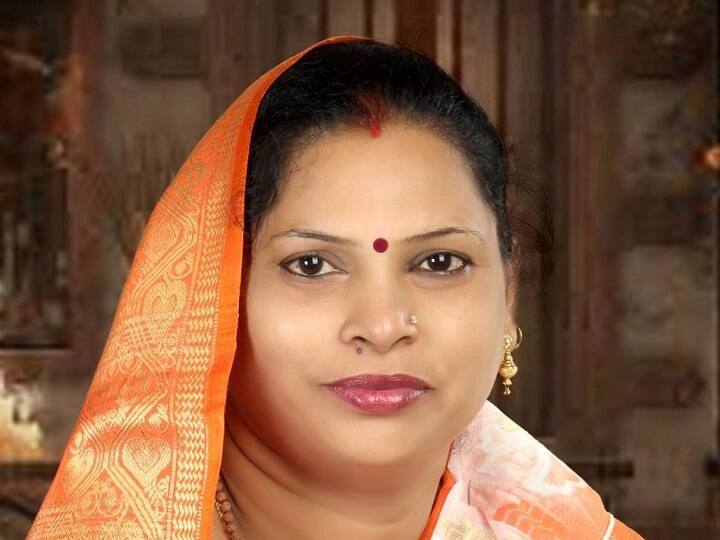 सपाइयों को कहा था हैसियत में रहो, दौड़ाकर मारेंगे- यह वाकया वर्ष 2017 का है जब सूबे में विधान सभा चुनाव चल रहे थे. 7 मार्च को मुग़लसराय विधानसभा के बूथ नंबर 20, 21, 22 पर वोटिंग हो रही थी. इसी दौरान एक वोटर को जब बीजेपी के बूथ एजेंट ने पर्ची नहीं दी तो वहां मौजूद सपाइयों से उसकी कहासुनी हो गई. थोड़ी देर बाद जब साधना सिंह मौके पर पहुंची तो उन्हें इस बारे में पता चला. मामला जानते ही साधना सिंह आप खो बैठीं और सपाइयों को भद्दी-भद्दी गालियां देने लगीं. उस समय उन्होंने सपाइयों से कहा भी कि हैसियत में आ जाओ नहीं तो दौड़ा-दौड़ा कर मारेंगे. इसके बाद उन्होंने बीजेपी के कार्यकर्ताओं को ललकारना शुरू कर दिया कि उन लोगों ने चूड़ियां पहन रखी हैं, जो सामने दिखे उसे दौड़ा-दौड़ा कर मारो.