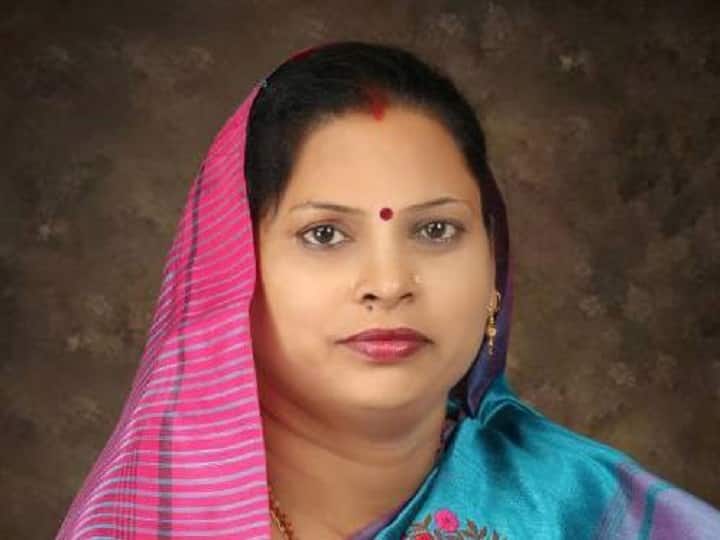 बसपा सुप्रीमो पर विवादित बयान देने वाली मुगलसराय से बीजेपी विधायक साधना सिंह का विवादों से पुराना नाता है. इससे पहले भी वे अपने विवादित बोलों और कारगुजारियों के लिए चर्चा में रही हैं. साधना सिंह विरोधियों पर हमलावर होते हुए अक्सर शब्दों की मर्यादा भूल जाती हैं. सार्वजनिक रूप से अभद्र भाषा का प्रयोग करने के लिए वे काफी चर्चित रही हैं. यही नहीं उन पर एक स्वतंत्र पत्रकार को धमकाने का भी आरोप है.