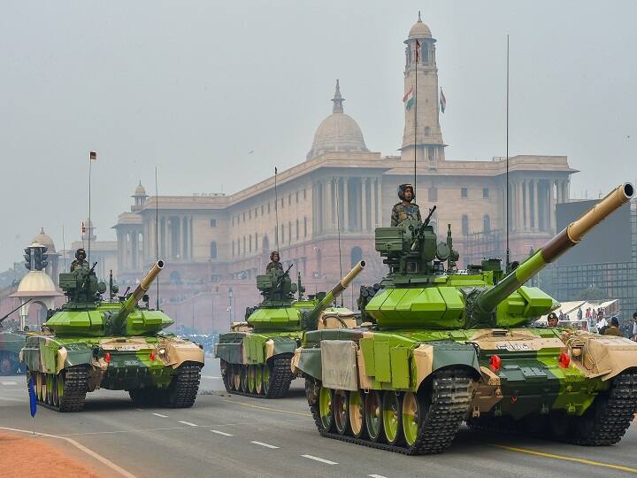 रिहर्सल परेड को देखते हुए ट्रैफिक कमिश्नर ने एडवाजरी जारी की है. जिसमें बताया गया है कि कौन-कौन रूट बंद रहेंगे और किस रूट से परेड गुजरेगी. एडवाइजरी के मुताबिक परेड विजय चौक से शुरू होकर राजपथ-तिलक मार्ग-बहादुर शाह जफर मार्ग-नेताजी सुभाष मार्ग होते हुए लाल किला पहुंचेगी.