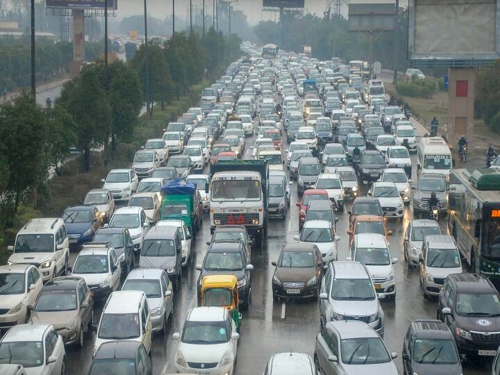 सुबह साढ़े आठ बजे हवा में आर्द्रता का स्तर 100 प्रतिशत दर्ज किया गया. मौसम वैज्ञानिक ने दिनभर बारिश होने का पूर्वानुमान भी लगाया है. बारिश के कारण सड़कों पर पानी भर गया और ट्रैफिक जाम हो गई. बारिश के कारण सड़कों पर गाड़ियां रेंगती हुई नजर आईं.