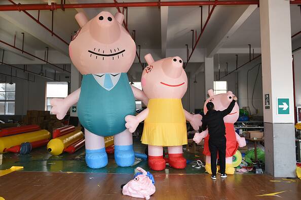 बता दें. चीन में नए साल को चन्द्रमा का नया साल भी कहा जाता है. ये त्योहार चीनी चन्द्र पर आधारित कालदर्श के पहले मास मे मनाया जाता है. यह 15 दिनों तक चलता है और इसके आखिरी दिन को लालटेन त्योहार कहा जाता है. यह दिन पूरे चीन में बड़े ही जोरशोर से मनाया जाता है.