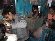 कुशीनगर: पिता को मार गया लकवा तो बेटियां बन गई बेटा, सैलून से चलाती हैं परिवार का खर्च