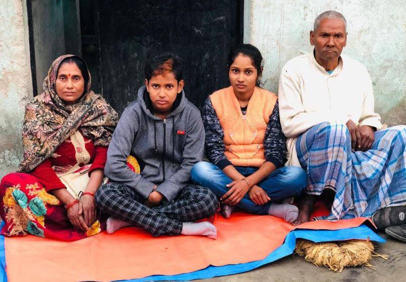 कुशीनगर: पिता को मार गया लकवा तो बेटियां बन गई बेटा, सैलून से चलाती हैं परिवार का खर्च