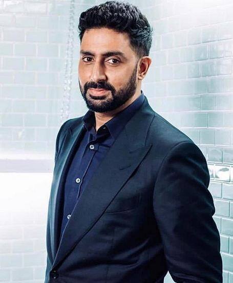 क्या आप जानते हैं अभिषेक बच्चन भी गिनीज वर्ल्ड रिकॉर्ड में अपना नाम दर्ज करवा चुके हैं. अपनी फिल्म ‘दिल्ली 6’ के प्रमोशन के दौरान अभिषेक बच्चन को 12 घंटे के अंदर-अंदर सबसे ज्यादा पब्लिक अपीयरेंस वाले अभिनेता के रूप में ये अवॉर्ड मिला था. फोटोः इंस्टाग्राम