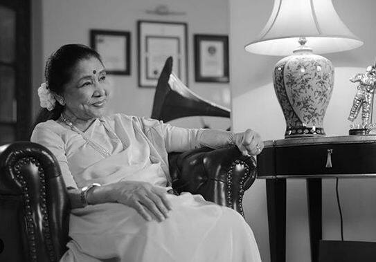 बॉलीवुड सिंगर आशा भौंसले ने 2011 अक्टूबर में भारतीय भाषाओं में 11000 गानों पर स्टूडियो रिकॉर्डिंग करके गिनीज वर्ल्ड रिकॉर्ड में अपना नाम दर्ज करवाया था. फोटोः इंस्टाग्राम