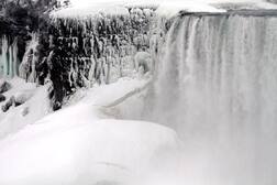 Winter storm: અમેરિકામાં બરફના તોફાનનો કહેર, લગભગ 9000 ફ્લાઈટ્સ રદ, અનેક રાજ્યમાં ઈમરજન્સી
