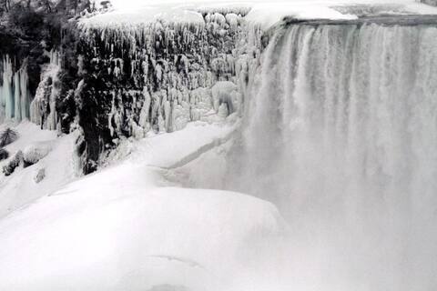 Winter storm: અમેરિકામાં બરફના તોફાનનો કહેર, લગભગ 9000 ફ્લાઈટ્સ રદ, અનેક રાજ્યમાં ઈમરજન્સી Winter storm: અમેરિકામાં બરફના તોફાનનો કહેર, લગભગ 9000 ફ્લાઈટ્સ રદ, અનેક રાજ્યમાં ઈમરજન્સી