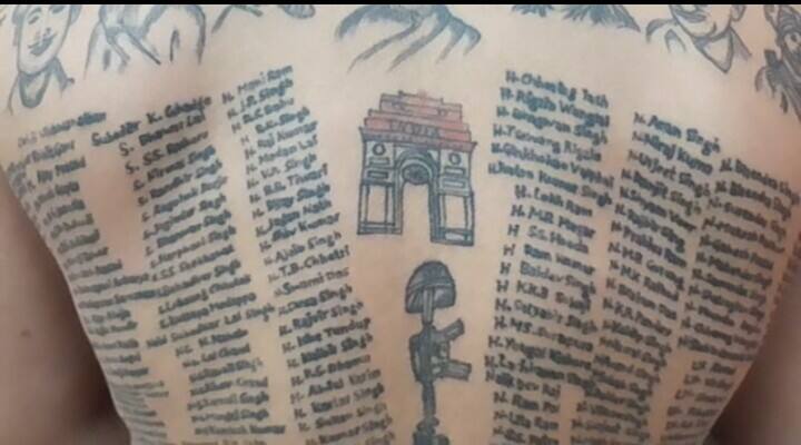 कुछ दिन बाद ही कारगिल युद्ध हुआ और उन्हें वहां जाने का मौका मिला. वहां पर उनके दिल में इन शहीदों के लिए ऐसी भावना जागी कि उन्‍होंने कारगिल युद्ध में शहीद हुए 559 कारगिल शहीदों के नाम का टैटू अपनी पीठ पर गुदवा लिया. वे अब जिस भी जले में जाते हैं वहां के शहीदों के घर जाकर उनके नाम को शरीर में गुदवा लेते हैं.