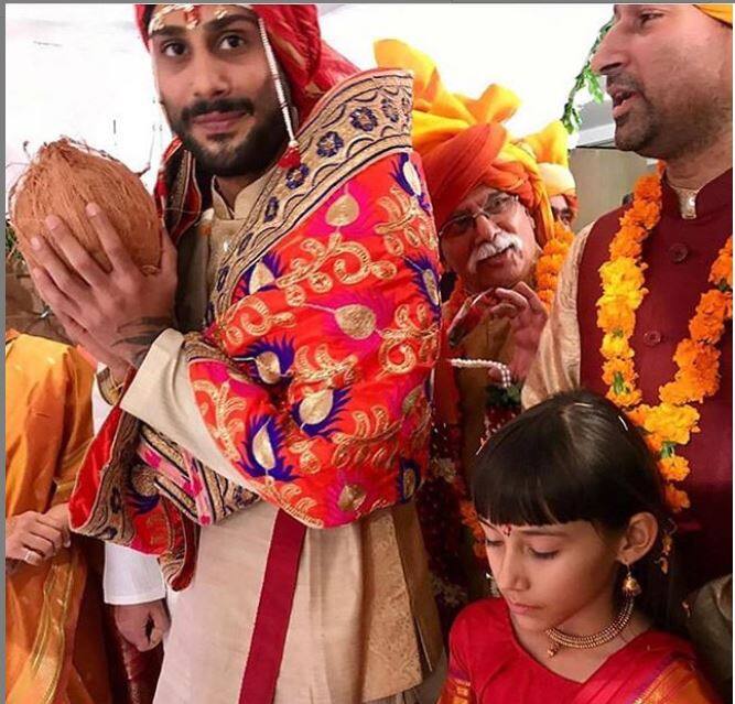 शादी के दौरान की इस तस्वीर में प्रतीक हाथ में नारियल पकड़े दिखे. शेरवानी के ऊपर प्रतीक ने चुंदरी डाल रखी थी. 