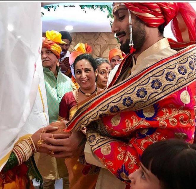 इस तस्वीर में दुल्हा और दुल्हन दोनों ने एक दूसरे का हाथ थाम रखा है. सान्या का चेहरा यहां नज़र नहीं आ रहा है. 
