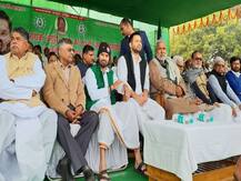 अरसे बाद मंच पर साथ बैठे तेजस्वी और तेजप्रताप, बोले- भाई को अलग करने में लगे हैं लोग