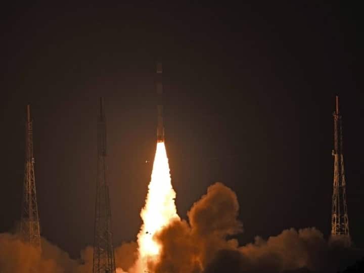 ISRO launches military satellite Microsat R And Kalamsat ISRO: छात्रों द्वारा बनाए गए सैटेलाइट कलामसैट लॉन्च, सेना की 'सीक्रेट आंख' को भी अंतरिक्ष में भेजा