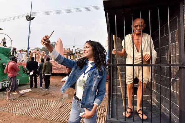 गणतंत्र दिवस के मौके पर तैयार हुई महात्मा गांधी जी की गुजरात की झांकी के साथ सेल्फी लेती एक लड़की. 