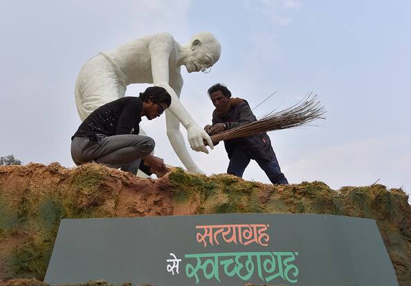 महात्मा गांधी के स्टेचू को तैयार करते वर्कर्स. 