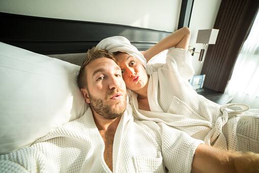 ये रिसर्च 39 पुरानी की गई रिसर्च के आधार पर की गई जिसमें तकरीबन डेढ़ लाख लोगों ने भाग लिया था. रिसर्च में पाया गया कि आप मजाकिया है और   किसी भी चीज का मजाक उड़ा सकते हैं तो इसका मतलब ये नहीं कि आपका रोमांटिक रिलेशन भी सफल हो. बल्कि अपने रिश्ते  में खुशमिजाजी व्यहवहार, हंसी,   इंटीमेसी, प्ले‍फुलनेस ही रिश्ते को मजबूत बनाने का काम करती है. 