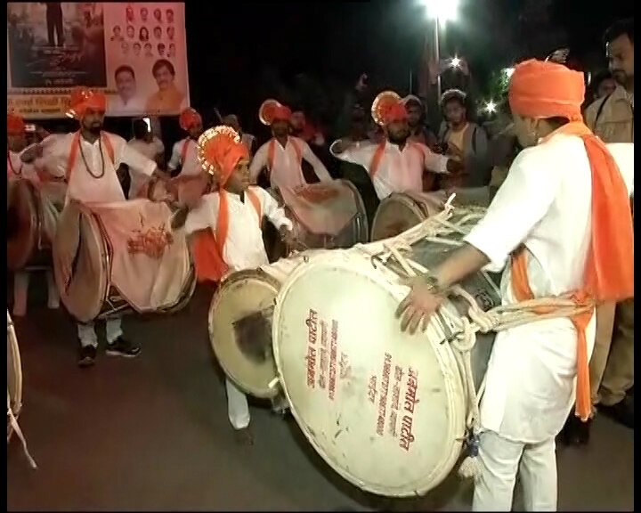 ठाकरे: झंडे लेकर फिल्म देखने पहुंचे समर्थक, कुछ विधायकों और संगठनों ने पूरा हॉल ही बुक करा लिया